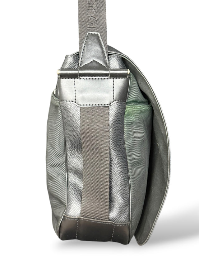 Louis Vuitton Victor Messenger Crossbody Umhängetasche Taiga